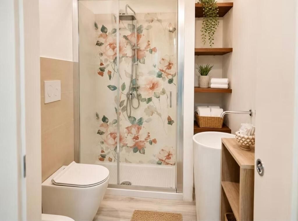 Een douche, een regendouche, gratis toiletartikelen, een haardroger