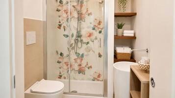 Een douche, een regendouche, gratis toiletartikelen, een haardroger