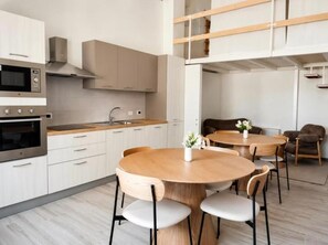 Kühlschrank, Mikrowelle, Ofen, Herdplatte