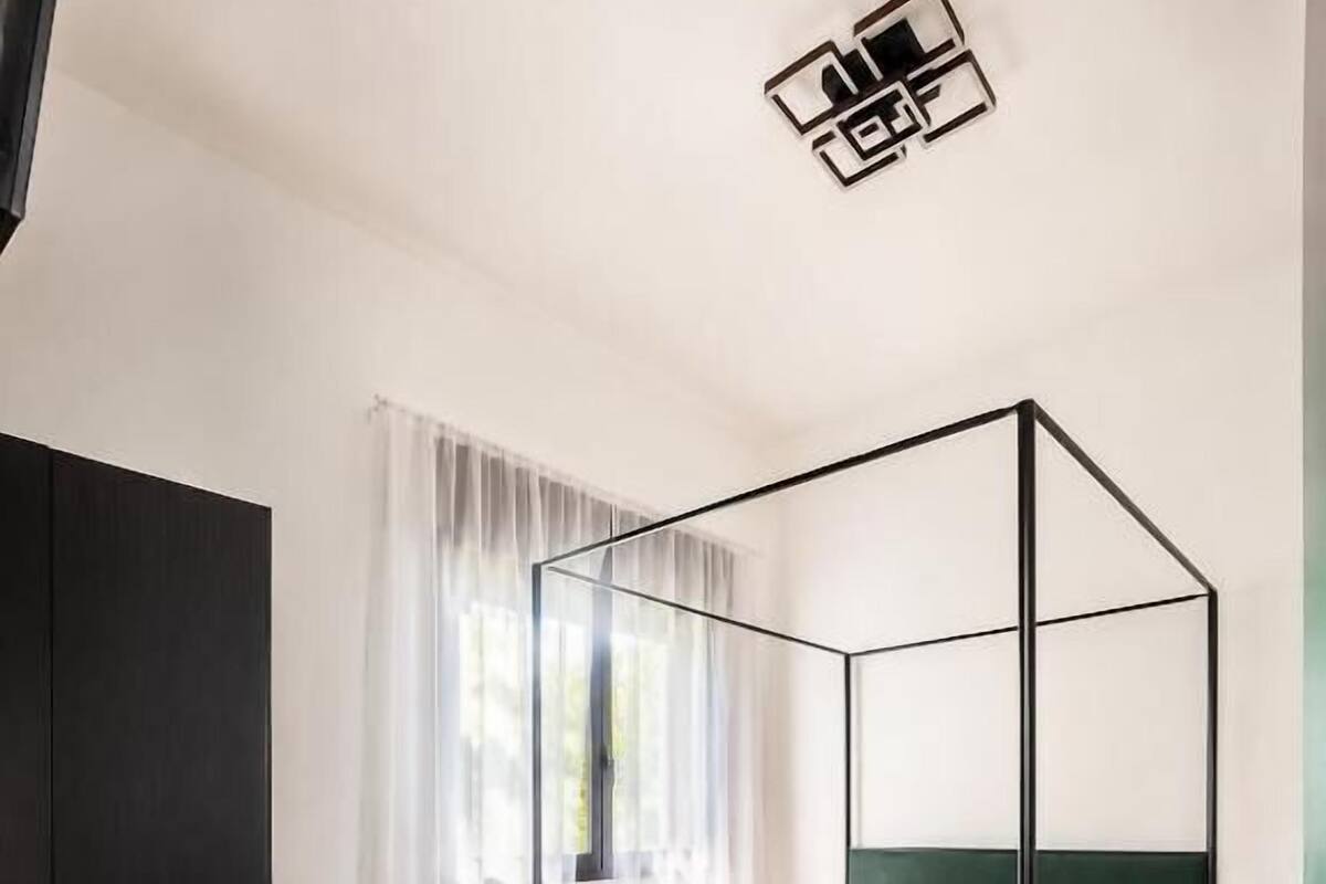 Doppel- oder Zweibettzimmer | Schreibtisch, laptopgeeigneter Arbeitsplatz, kostenloses WLAN