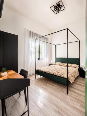 Doppel- oder Zweibettzimmer | Schreibtisch, laptopgeeigneter Arbeitsplatz, kostenloses WLAN