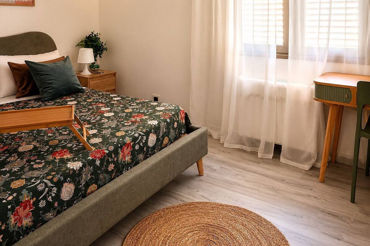 Room | Desk, laptop workspace, WiFi (free)