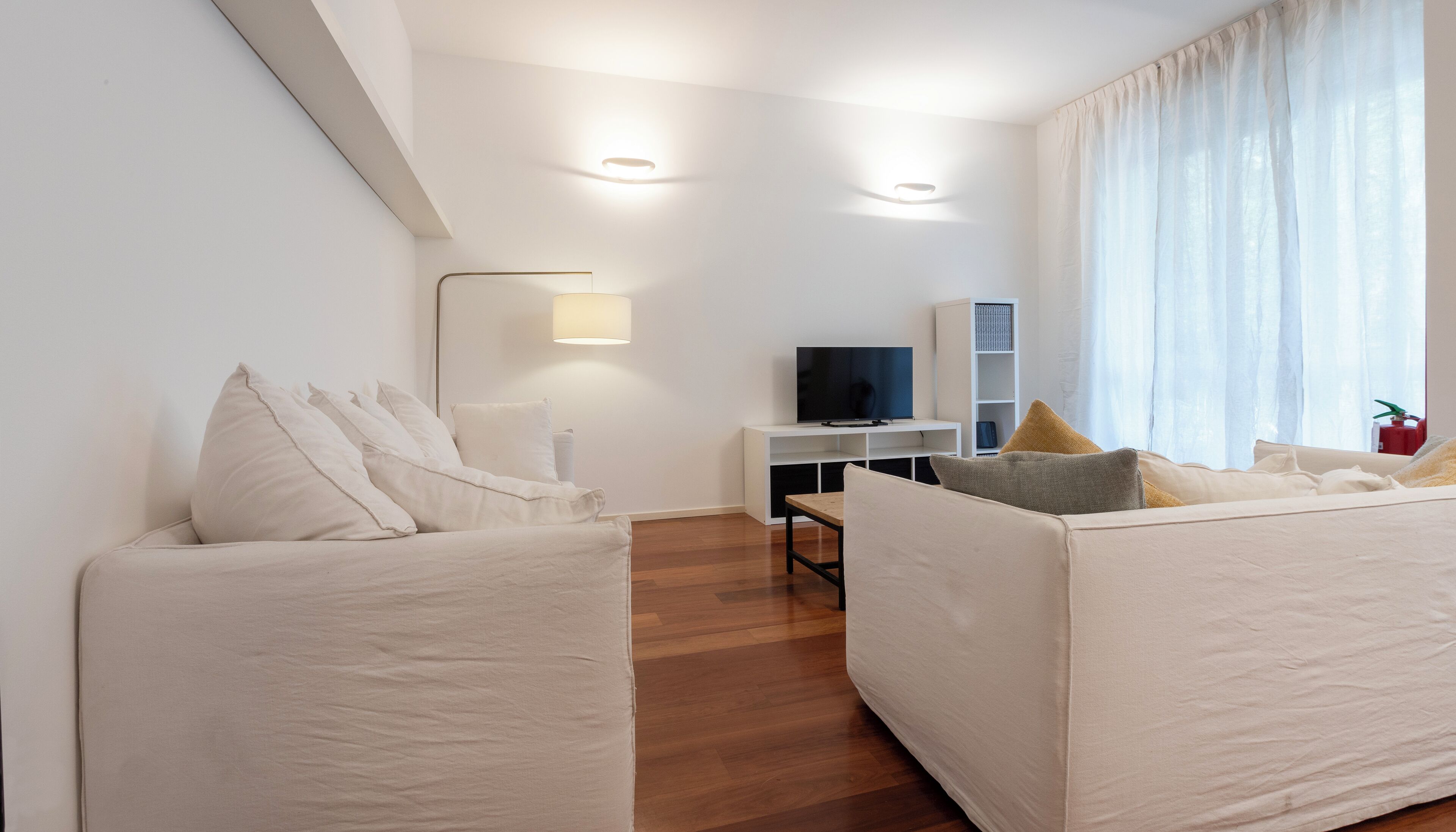 Apartamento (2 Bedrooms) | Zona de estar | Televisión de 32 pulgadas con canales por cable