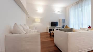 Apartamento (2 Bedrooms) | Zona de estar | Televisión de 32 pulgadas con canales por cable