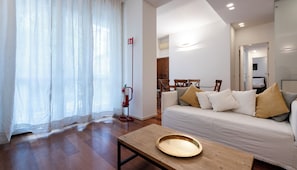 Apartamento (2 Bedrooms) | Zona de estar | Televisión de 32 pulgadas con canales por cable
