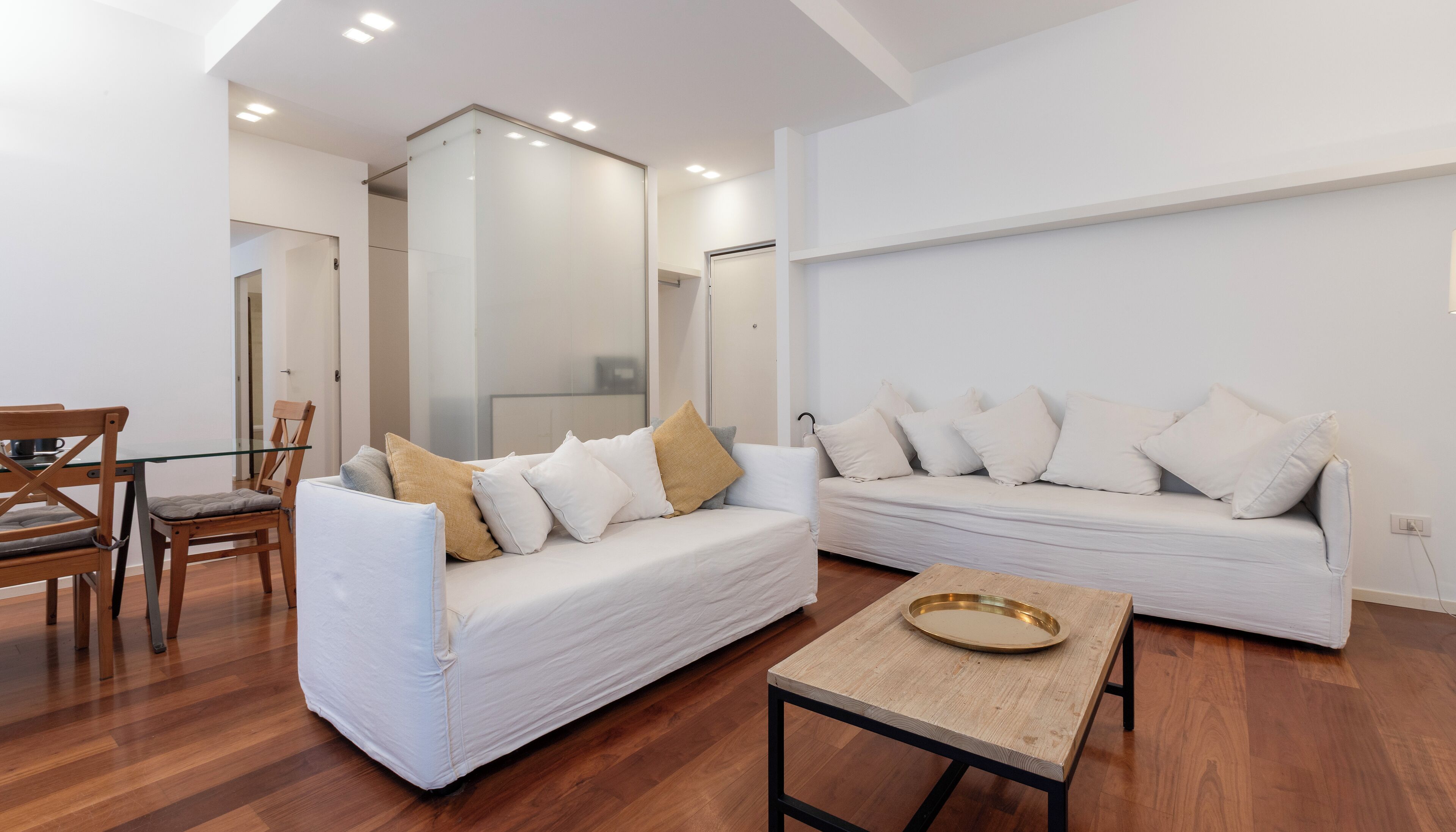 Apartamento (2 Bedrooms) | Zona de estar | Televisión de 32 pulgadas con canales por cable