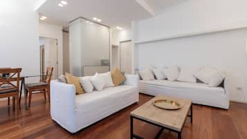 Apartamento (2 Bedrooms) | Zona de estar | Televisión de 32 pulgadas con canales por cable