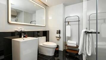 Familiekamer | Badkamer | Een douche, gratis toiletartikelen, een haardroger, pantoffels