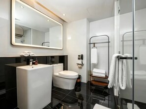 Phòng dành cho gia đình | Phòng tắm | Buồng tắm vòi sen, đồ dùng nhà tắm miễn phí, máy sấy tóc 