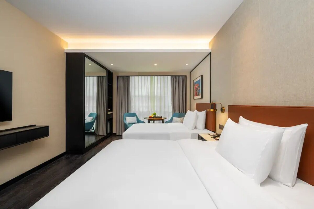 Kamar Triple Keluarga | Selimut bulu angsa, tirai kedap cahaya, dan kedap suara