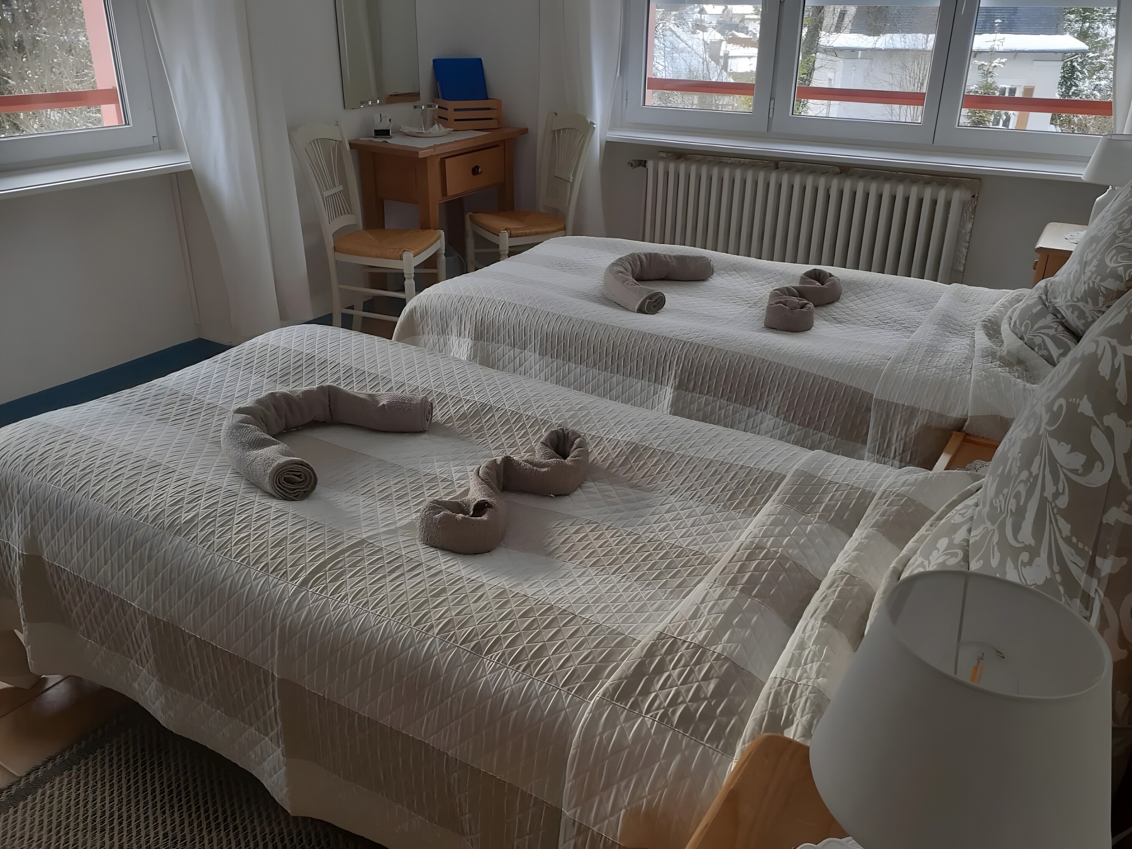 WiFi, bed sheets