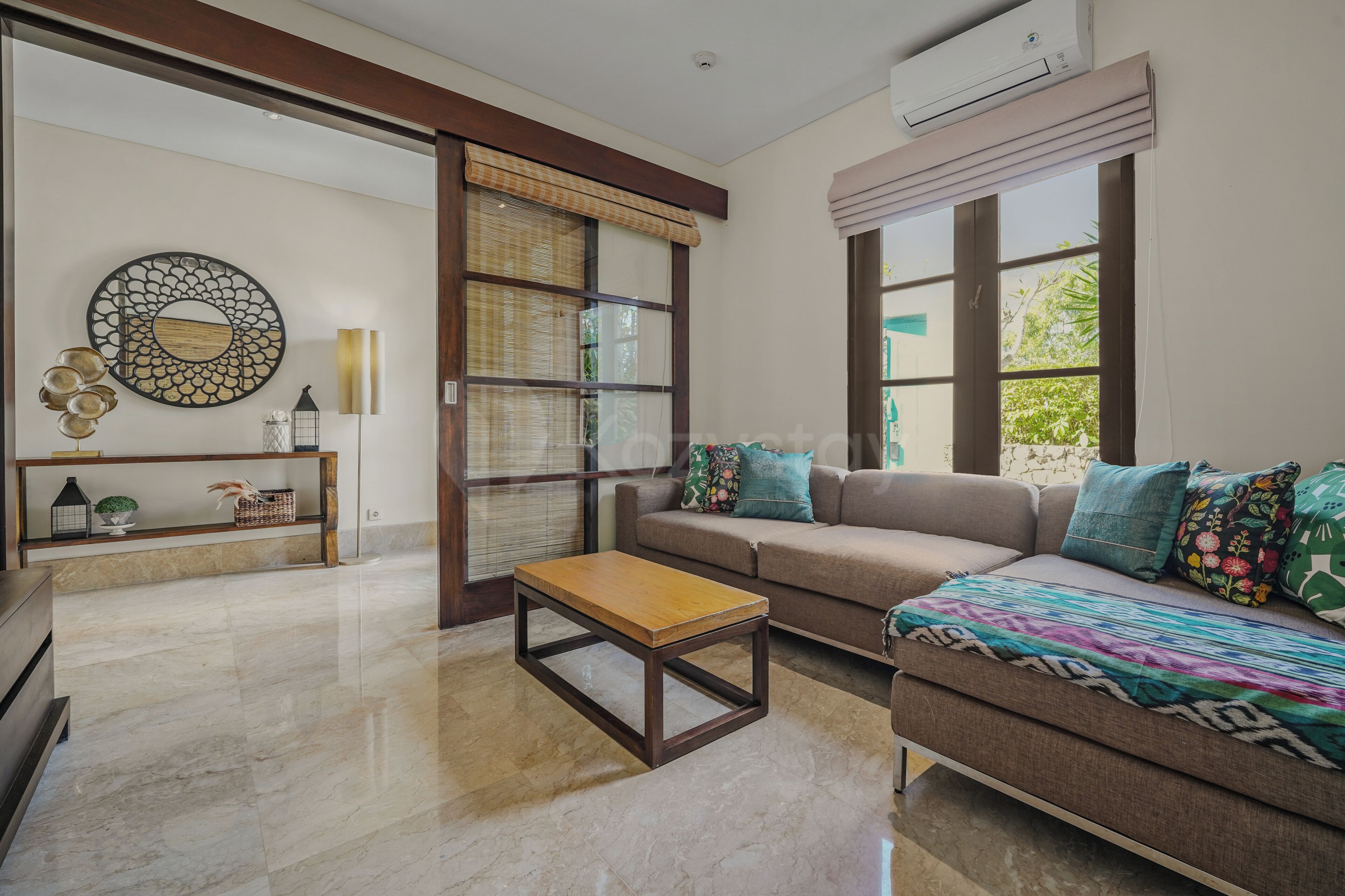 Uma sala de estar moderna com sofá, mesa de centro e objetos decorativos.