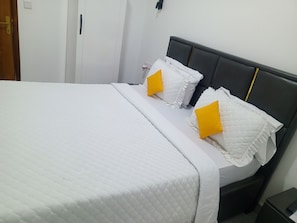Chambre Simple, balcon, vue ville