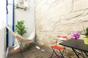 Outdoor dining - Vrbo Property (Porto)