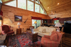 Living area - 3 bedroom, sleeps 11, Firepit, hot tub, near a river, great exclusive hiking! (Sevierville)