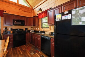 Private kitchen - 3 bedroom, sleeps 11, Firepit, hot tub, near a river, great exclusive hiking! (Sevierville)