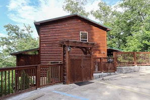 Property grounds - 3 bedroom, sleeps 11, Firepit, hot tub, near a river, great exclusive hiking! (Sevierville)