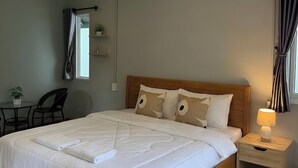 Basic Room, 1 King Bed, Non Smoking