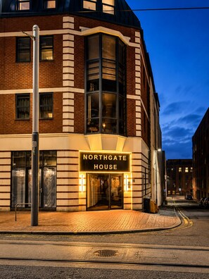 Um edifício na esquina com uma placa indicando 'Northgate House' na entrada.