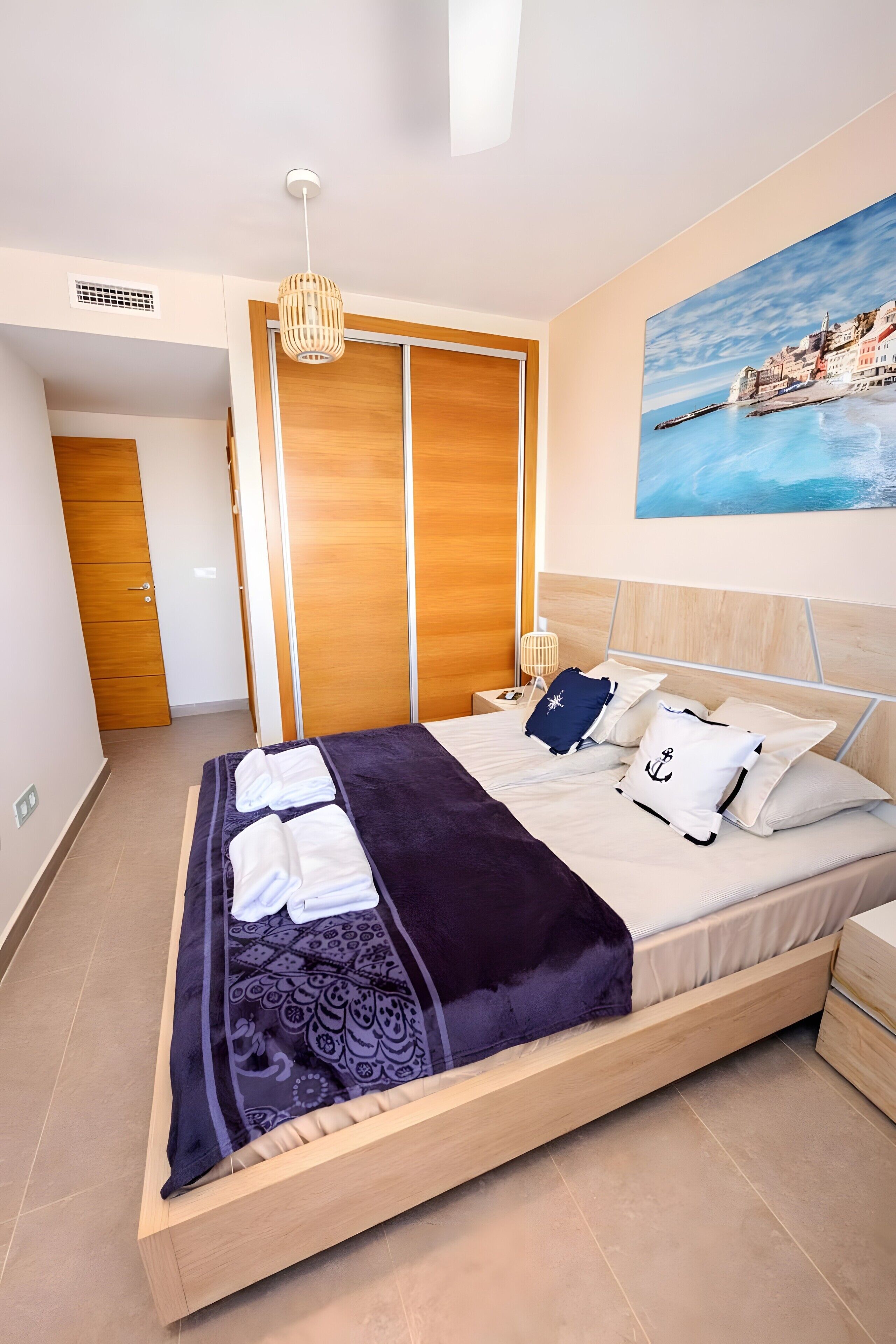 Tabla de planchar con plancha, wifi, ropa de cama