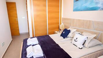 Tabla de planchar con plancha, wifi, ropa de cama