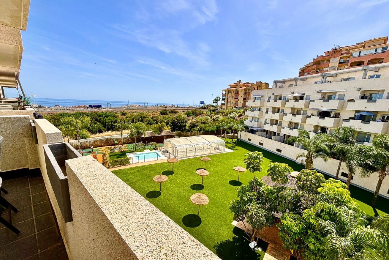 Un immeuble résidentiel doté d’un jardin sur le toit, d’une piscine et offrant une vue sur la mer.
