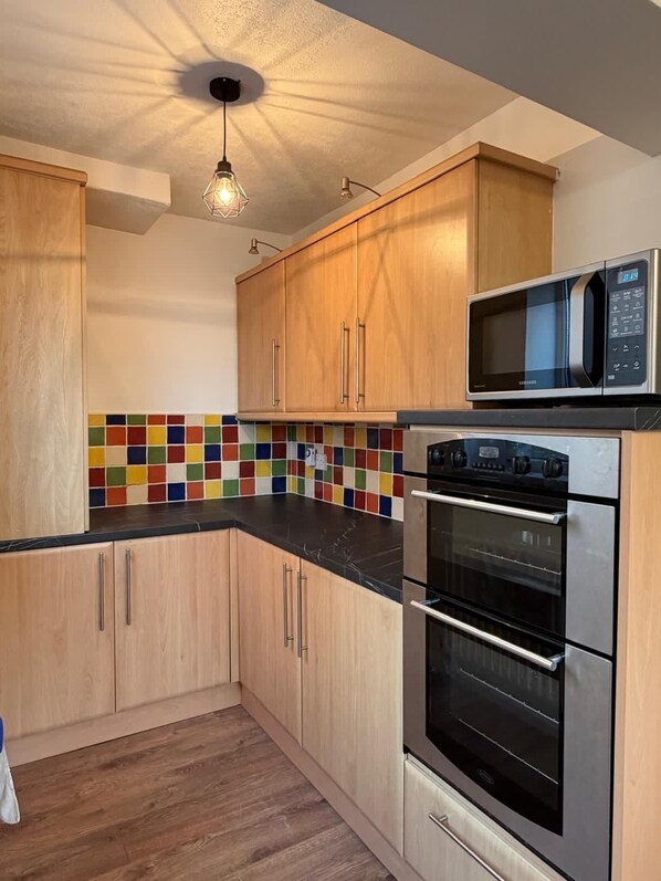 Private kitchen - Modern 3-Bed Home with Free Parking & Garden (Whitefield)