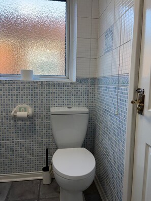 Bathroom - Modern 3-Bed Home with Free Parking & Garden (Whitefield)