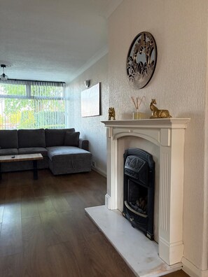 Living area - Modern 3-Bed Home with Free Parking & Garden (Whitefield)