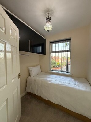 Room - Modern 3-Bed Home with Free Parking & Garden (Whitefield)
