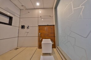 Phòng đôi Deluxe, ban công, quang cảnh đồi núi | Phòng tắm
