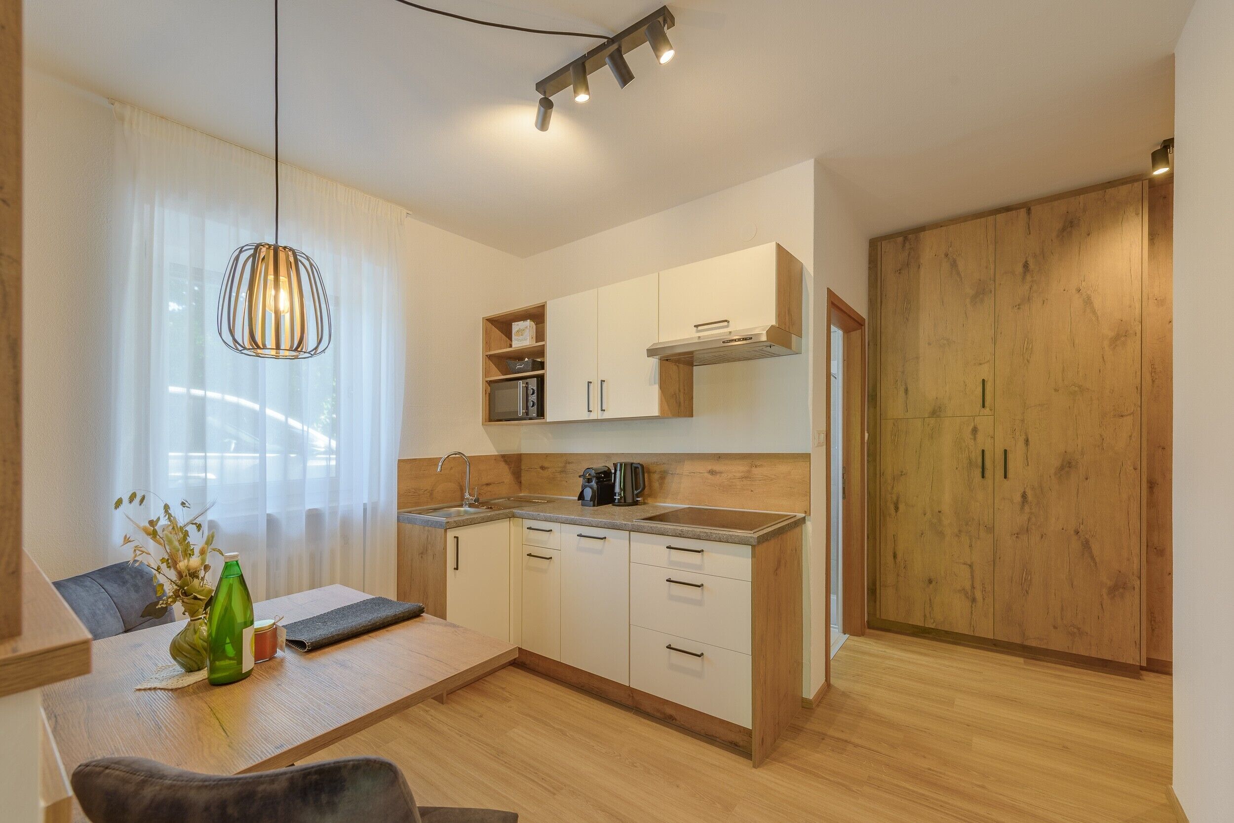 Wasserkocher mit Kaffee-/Teezubehör, Kühlschrank, Mikrowelle, Herdplatte