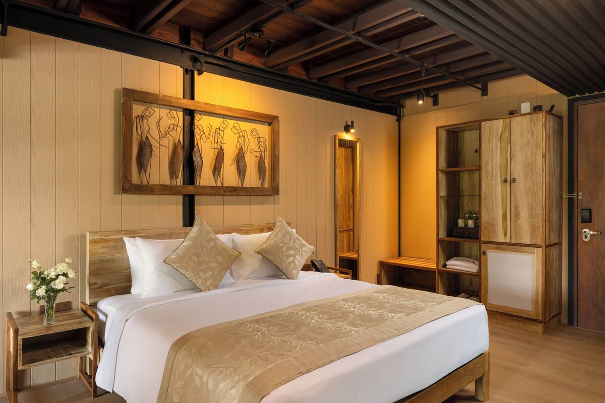 Premium bedding, desk, laptop workspace, free WiFi