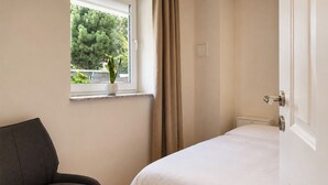 2 chambres, coffre-fort, fer et planche à repasser, lit de bébé portatif