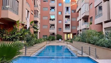 Una piscina al aire libre