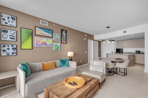 Ein modernes Wohnzimmer mit Sofa, Couchtisch und einem Bild an der Wand.