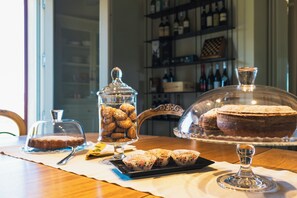 Ein Tisch mit Kuchen, einer Keksdose und einem Glas mit Gebäck.