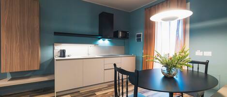 Departamento Deluxe, 2 habitaciones, aire acondicionado, vista parcial al mar | Cocina privada | Cafetera de espresso