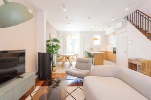 Living area - Vrbo Property (Porto)