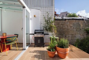 Outdoor dining - Vrbo Property (Porto)