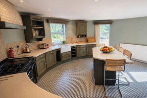 Private kitchen - Sharvels Oast House - Pool, Tennis, Luxury Home (Rye)