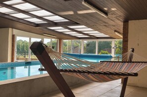 Una piscina cubierta