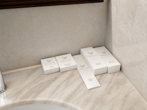 Deluxe Double or Twin Room | Bathroom | Shower, hydromassage showerhead, free toiletries, hair dryer - Midway Park Hotel (Baku)