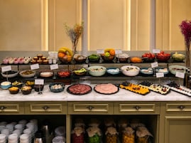 Een buffet met diverse gerechten en labels.
