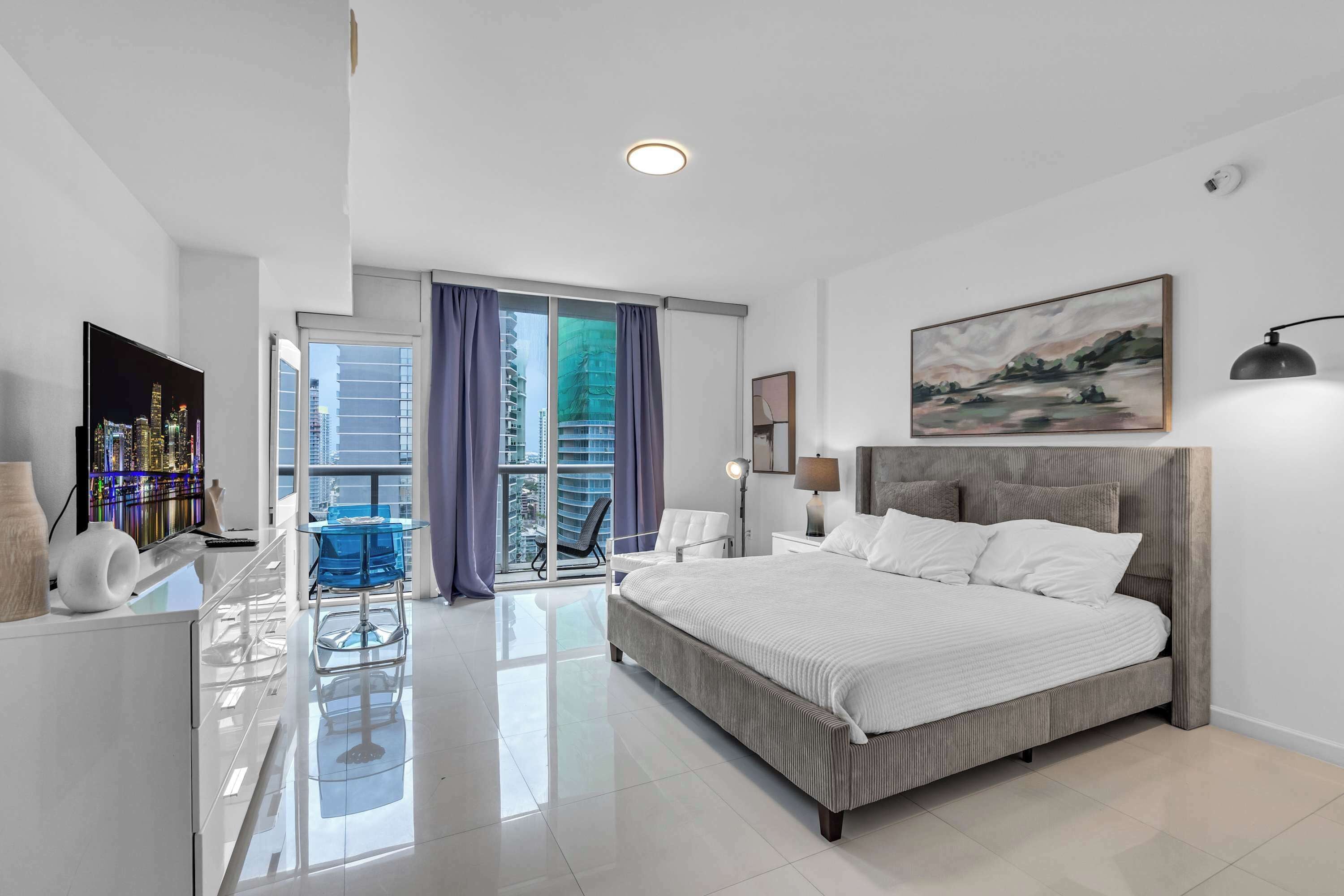Studio, 1 grand lit (Luxe Condo on Miami River) | 1 chambre, décoration personnalisée, ameublement personnalisé