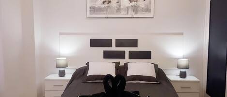 3 chambres, fer et planche à repasser, Wi-Fi, draps fournis