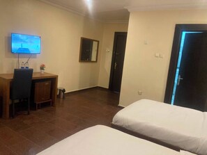 Phòng đôi hoặc 2 giường đơn Deluxe, quang cảnh thành phố | Bàn, bàn ủi/dụng cụ ủi quần áo, truy cập Internet không dây miễn phí 