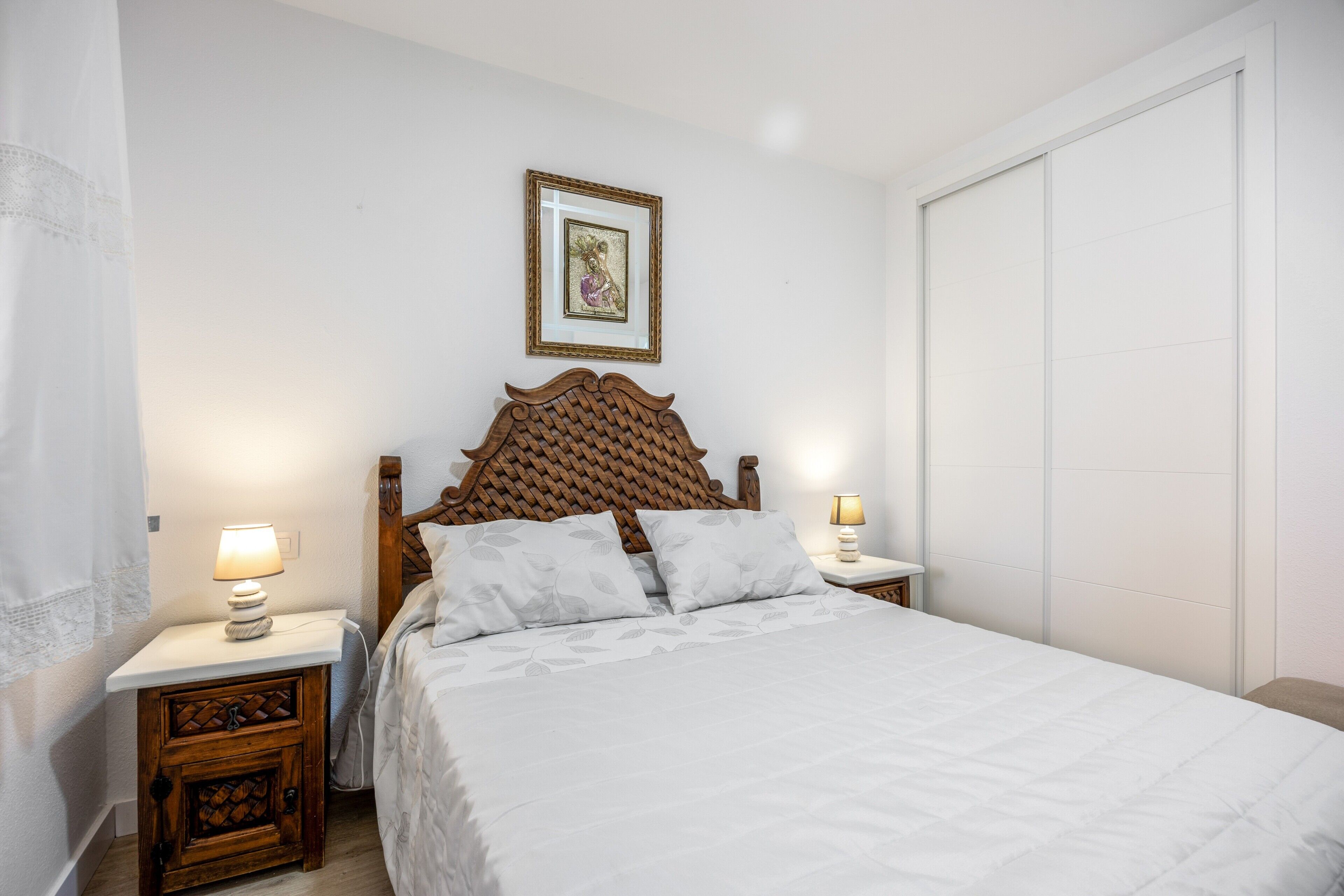 Iron/ironing board, bed sheets