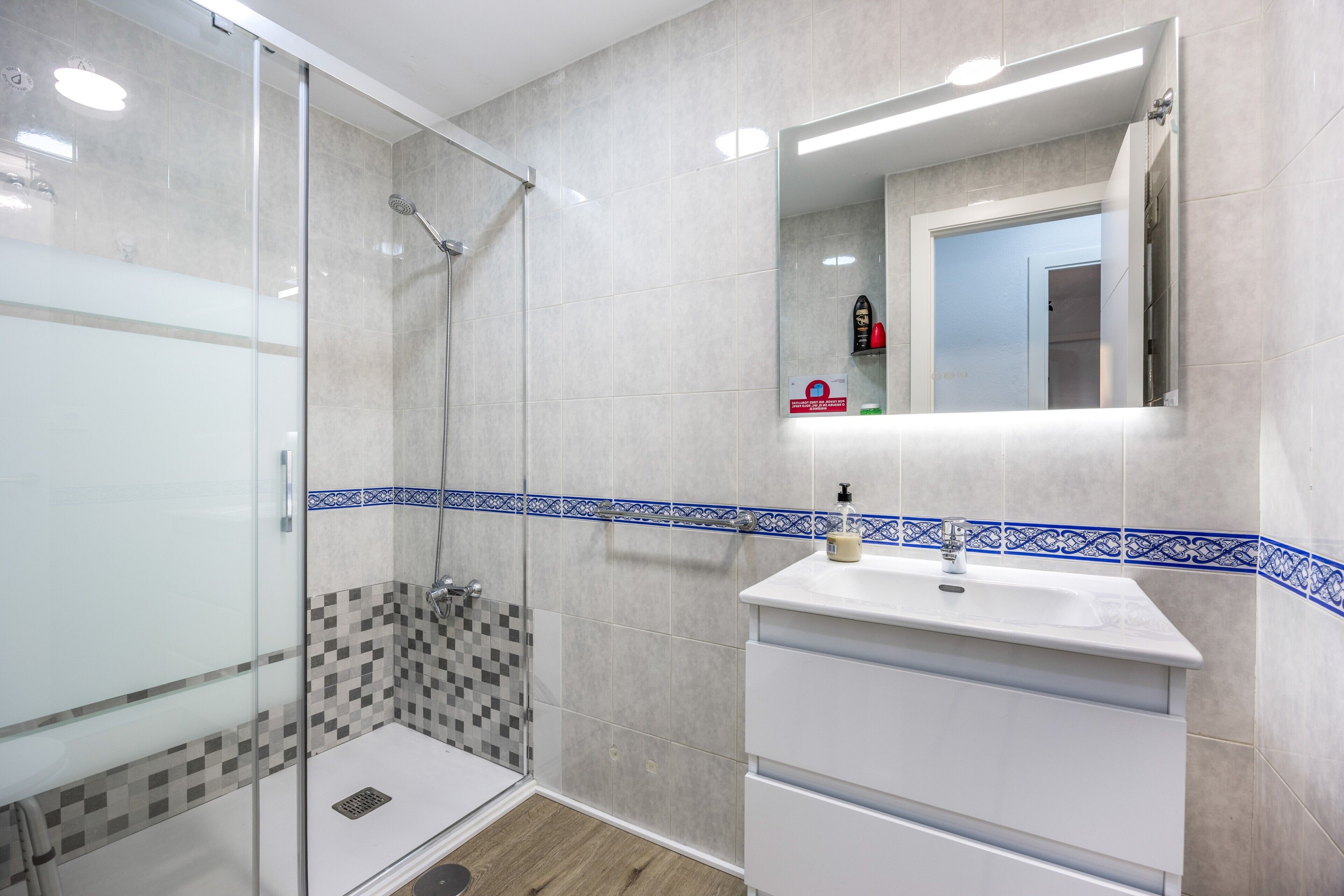 Een douche, een haardroger, handdoeken