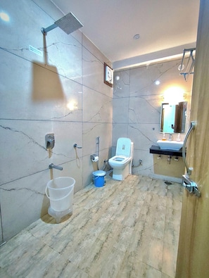 Shower, free toiletries, hair dryer, towels - Blue Bella Boutique Hotel Haridwar (Haridwar)
